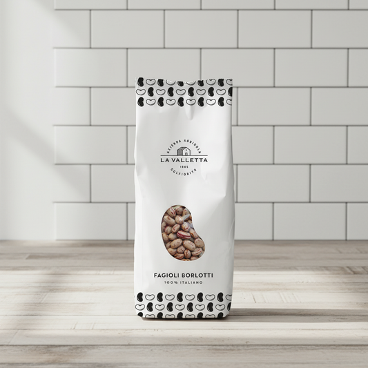 La Valletta Fagioli Borlotti sobre mesa de madera con pared de azulejos blancos, luz suave de mañana