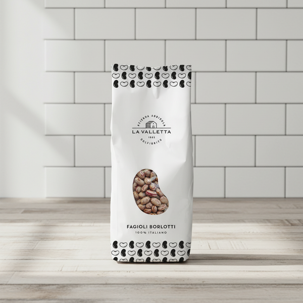 La Valletta Fagioli Borlotti sobre mesa de madera con pared de azulejos blancos, luz suave de mañana