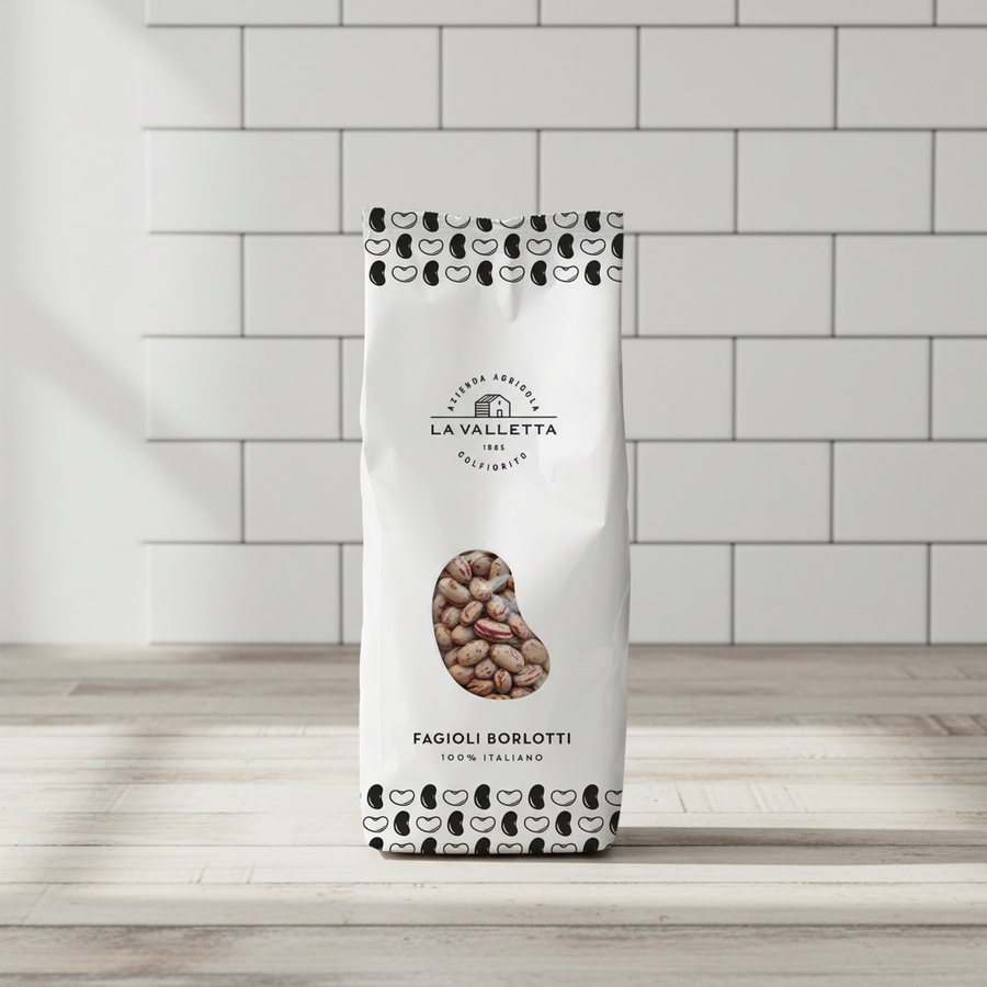 La Valletta Fagioli Borlotti sobre mesa de madera con pared de azulejos blancos, luz suave de mañana