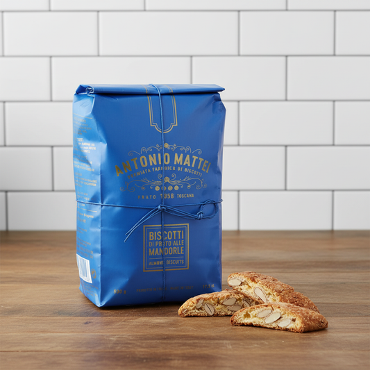 Antonio Mattei Almond Cantuccini sobre mesa de madera con pared de azulejos blancos, luz suave de mañana