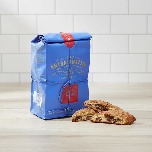 Antonio Mattei Dark Chocolate Cantuccini sobre mesa de madera con pared de azulejos blancos, luz suave de mañana